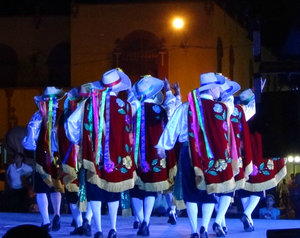 Folk dancing, León