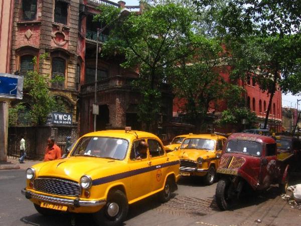 La " Trademark" de Calcutta: les taxis ambassador jaunes (et un OVNI a leur cote...)