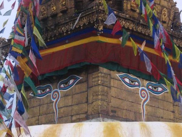 Les yeux du Bouddha...l'epicentre religieux de Kathmandou -Temple de Swayambunath-