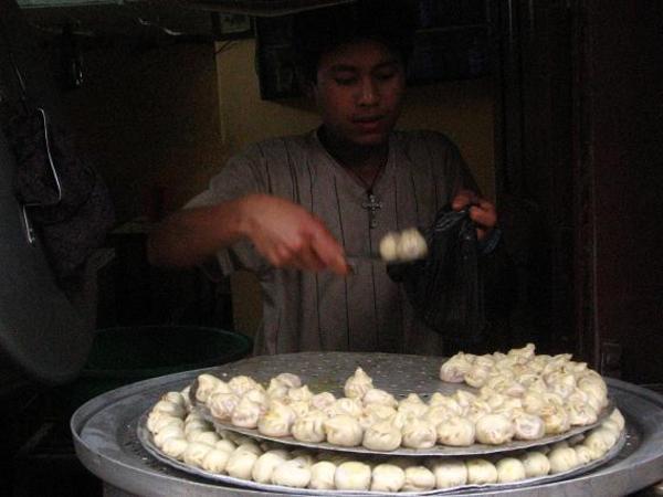 La panacee de la restauration rapide...les MOMOs tibetains! -Kathmandou-