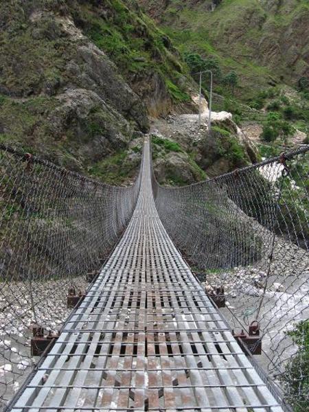 Pont suspendu - en route vers Tatopani-
