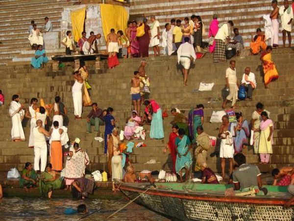 Bains rituels sur les ghats (rives ammenagees avec escaliers de pierres)