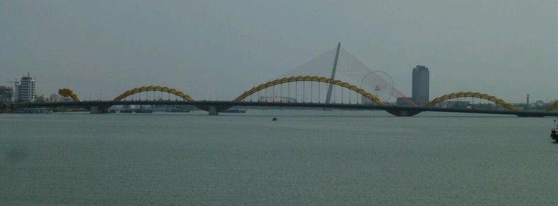 Danang, lelijke stad, mooie brug/hässliche Stadt, schöne Brücke