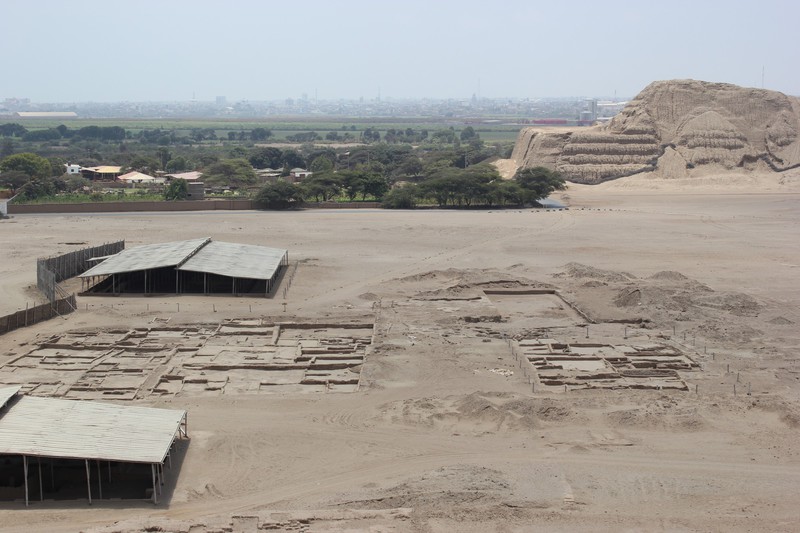 Ancienne ville Moche au pied de Huaca del sol