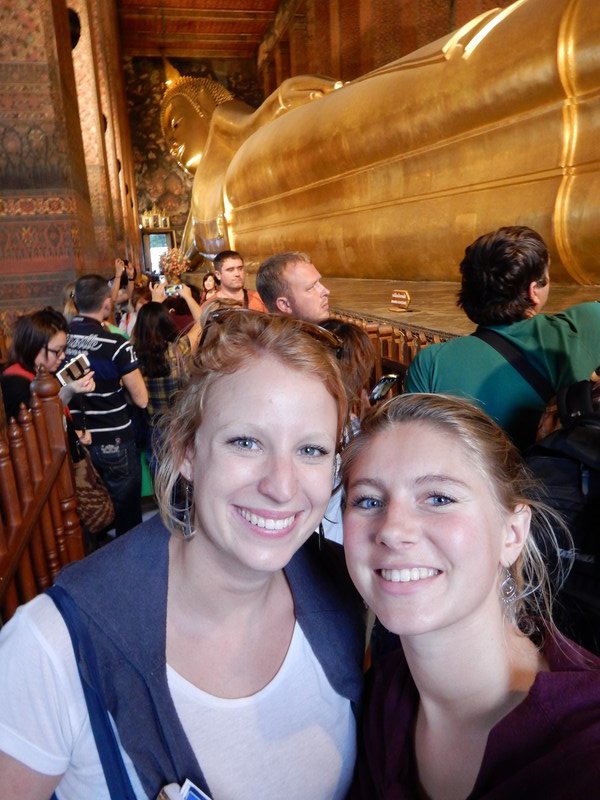 Selfie with the big reclining Buddha in Wat Po
