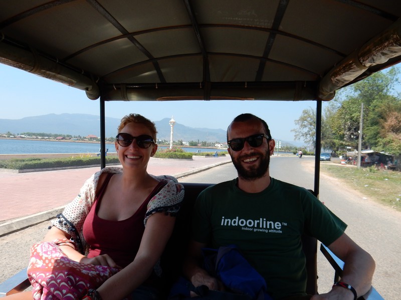 Hélène and Andrea in the tuktuk to the Cave Temple