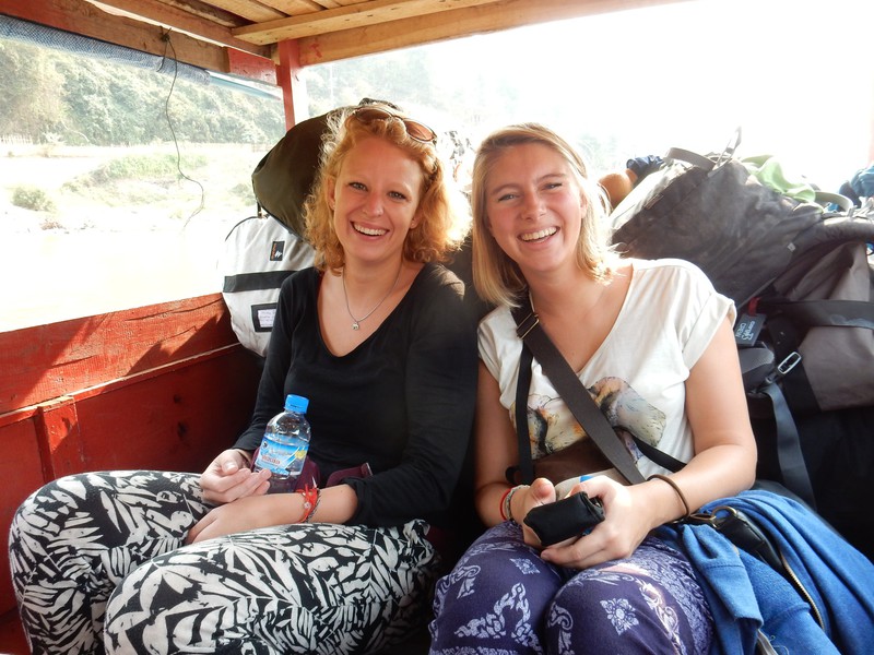 Hélène and Florence in the boat to Nong Khiaw