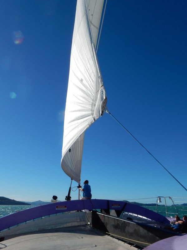 Sailing with the catamaran to the Whitsunday islands