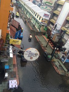 Khao San Road überfluten - hoffentlich kommen wir zum Flughafen  