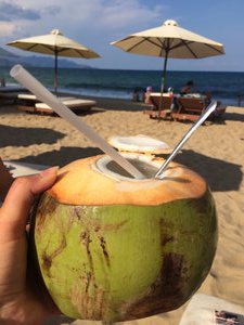 Frische Kokosnuss am Strand 