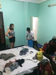 Unser Zimmer in Ho Chi Minh, in dem der Hostelpapa gerade auf Kakerlake fang  ist 