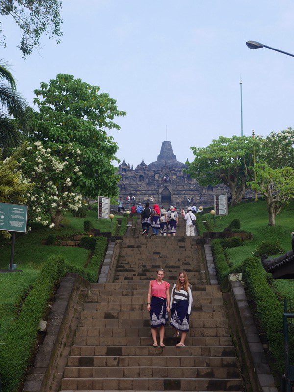 Am Eingang vom Tempel Borobudur 