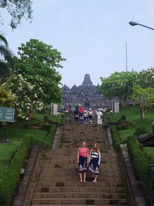 Am Eingang vom Tempel Borobudur 