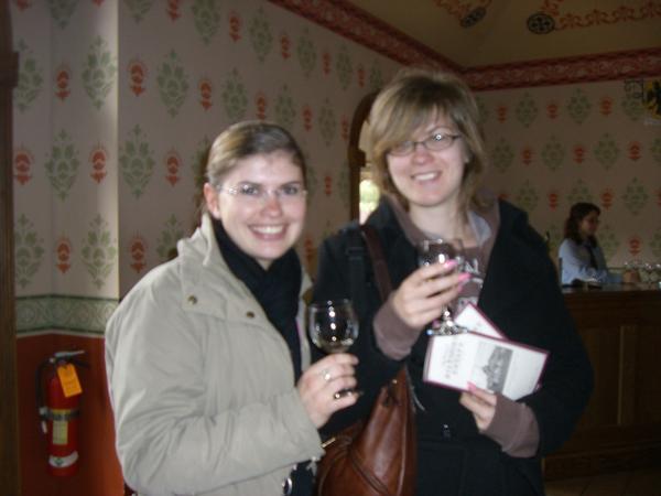 Helene und Gaby bei der Weinprobe. 