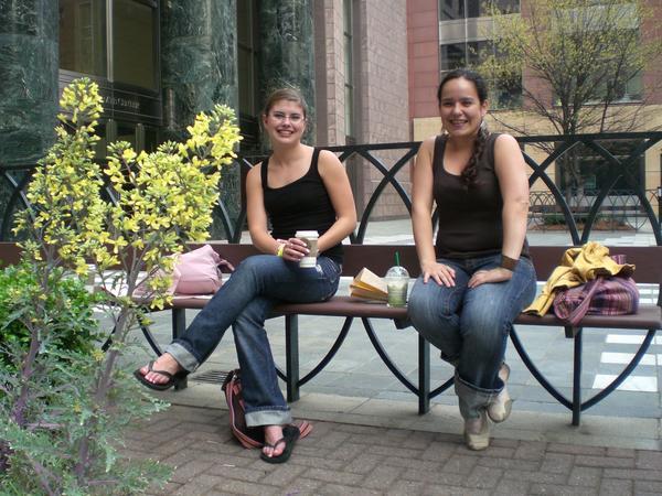 Helene und Carolina bei einem Kaffee in der Stadt. 