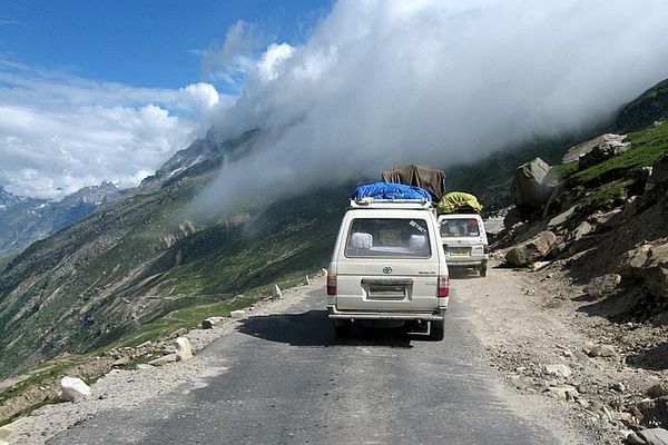 Up to Rothang La pass... look towards the clouds