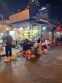 Coutume locale: manger assis sur des tabourets dans la rue