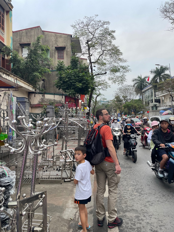Maxime et Éli à la recherche de la maison, rue Dien Bien Phu