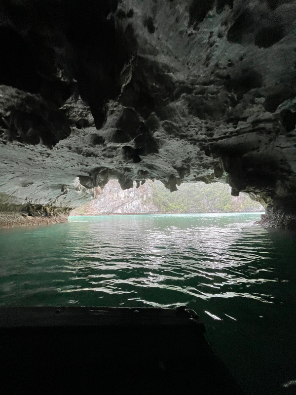 Grotte pour accéder à un lagon