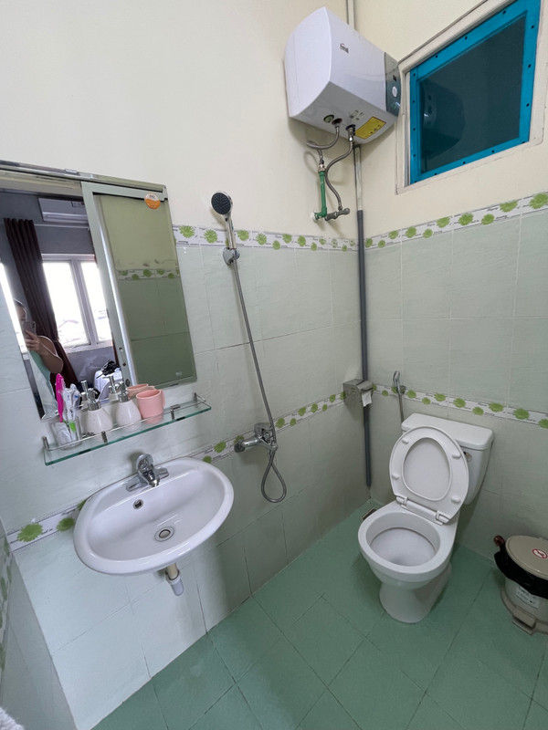 La homestay a Hué. Les douches se retrouvent souvent entre le WC et le lavabo au Viêt Nam, sans paroi 