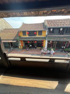Sur le balcon de la maison des Tan Ky