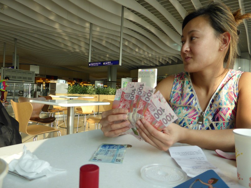 HK airport : Dollars hongkongais (non ! on n'a pas braqué la HSBC de Hong Kong!)