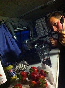Dinner dans le van: pâtes sauce Pesto, vin shiraz, fraises succulentes 