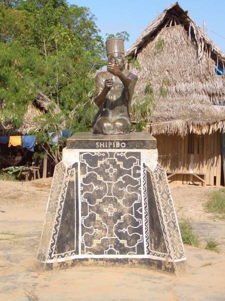 shipibo-statue in the village