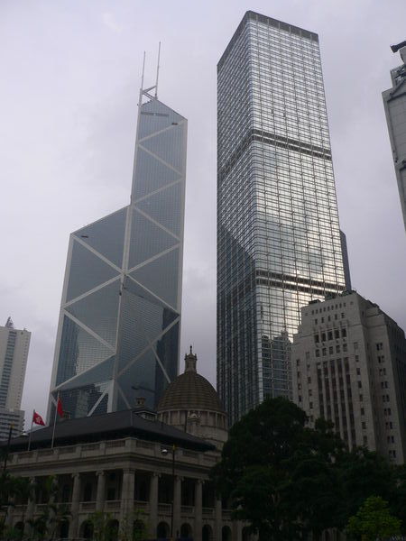 New HSBC tower (left), with China bank (right) and original small HSBC (far right)