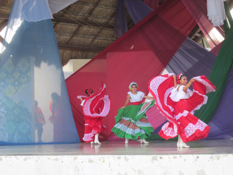Dancers at Parque Palapas in Cancuun