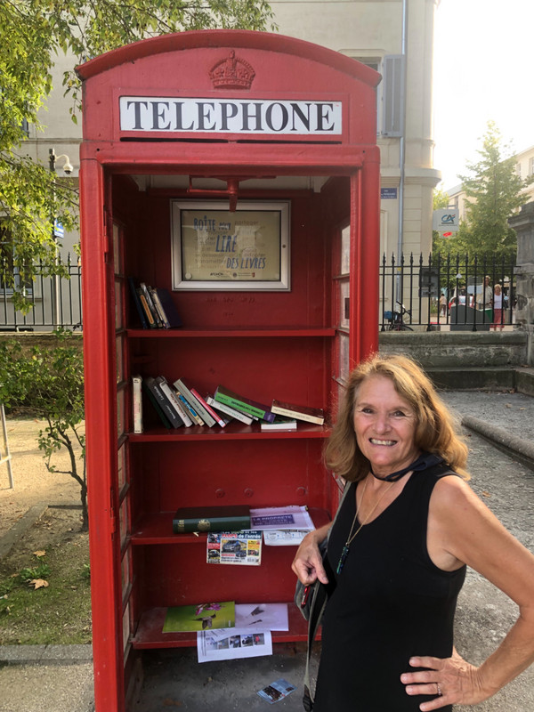 Found this phone box in a park in Avignon 