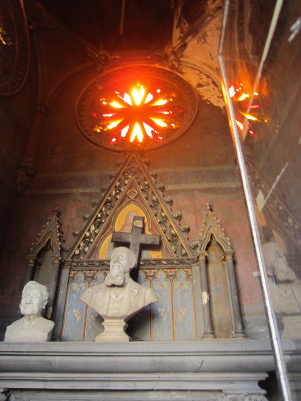 Red Glass shines light into Tomb