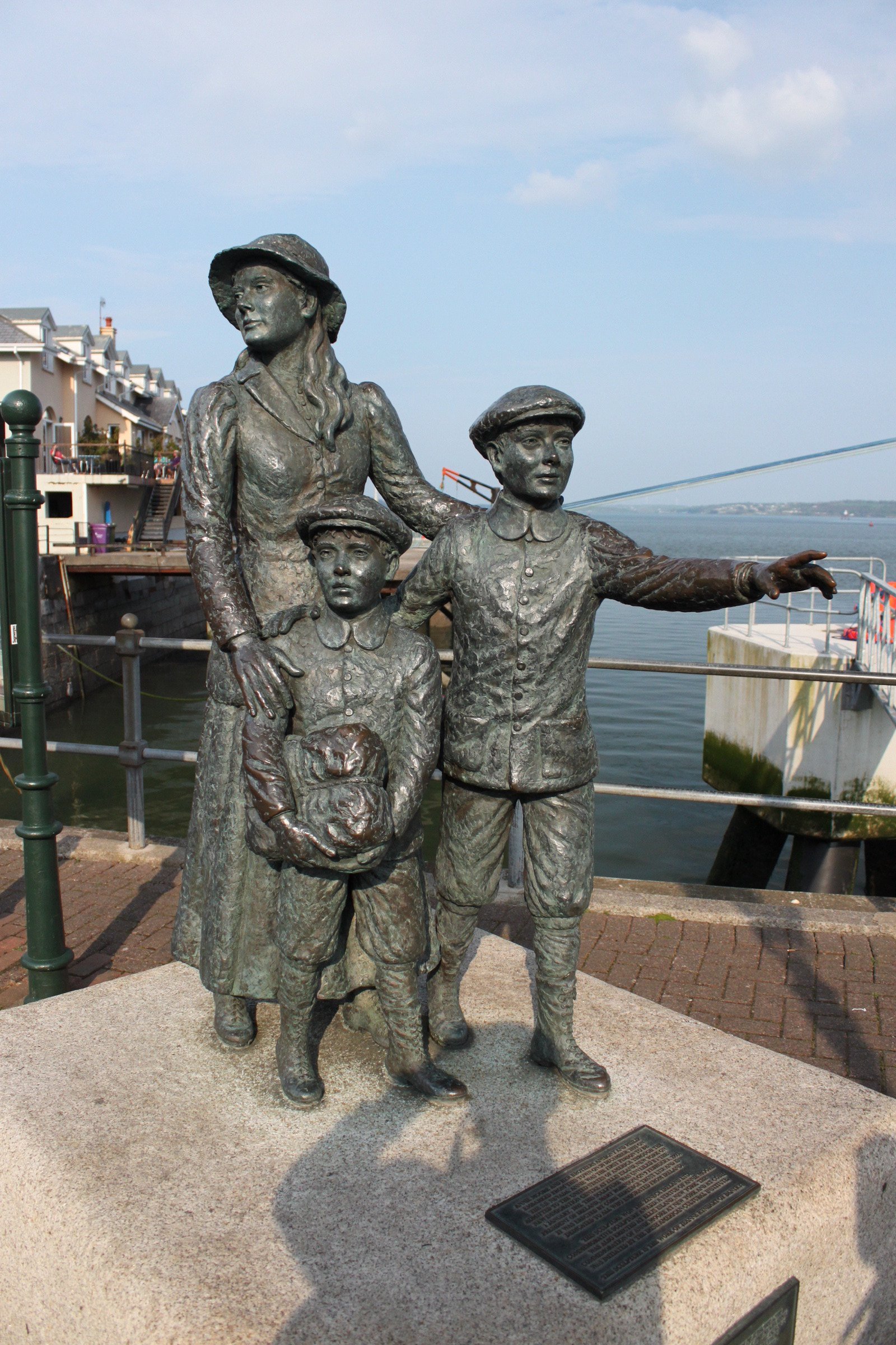 statue-of-irish-leaving-because-of-the-potato-famine-photo