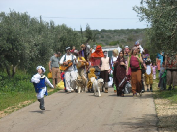 purim crowd of clil