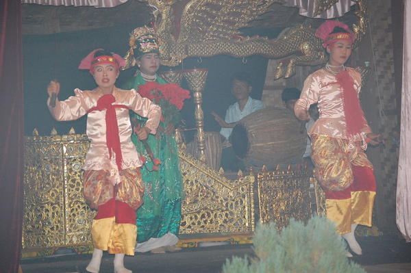 Traditional dancers, Bagan