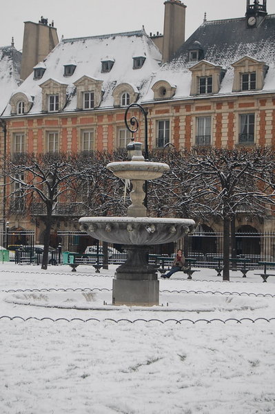 Place des Vosges covered in snow