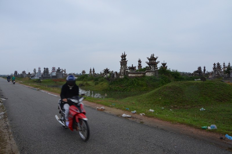 cestou z Hue prijíždíme "městem mrtvých" - lány honosných hrobek se táhnou do dáli po obou stranách silnice