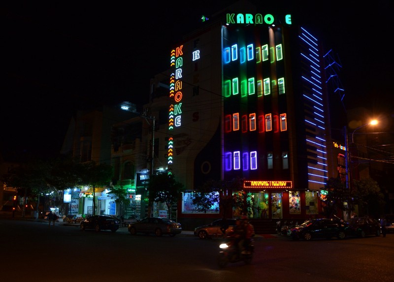 Vietnamci milují karaoke... a neony