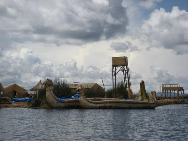typische schilfboote auf dem titicaca see