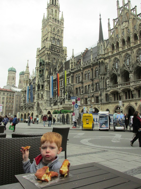 Lunch at Marienplatz. That's the town hall! Len Brown, no funny ideas please!!
