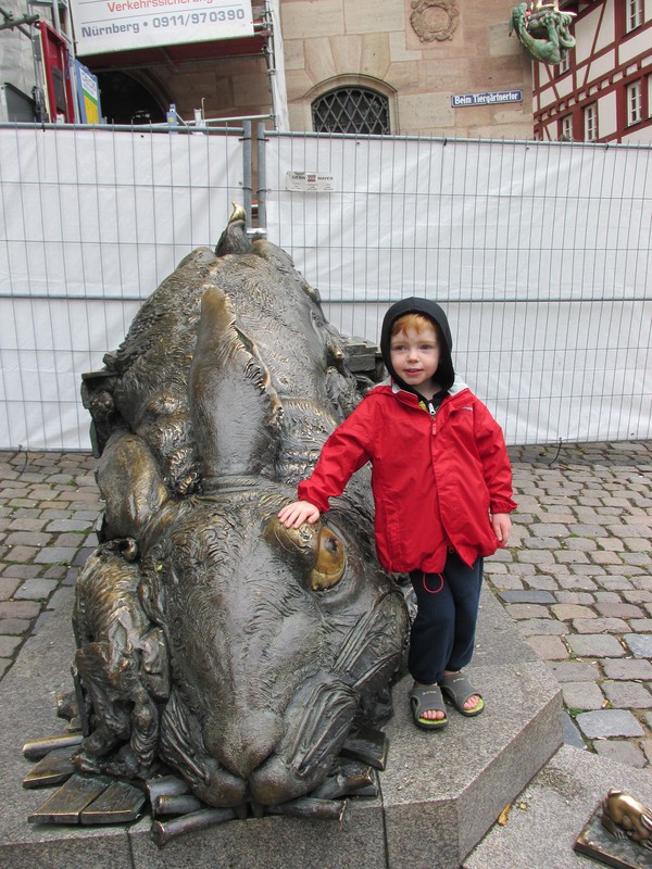 Rather unusual rabbit sculpture in Nuremberg. Opinion was divided about it.