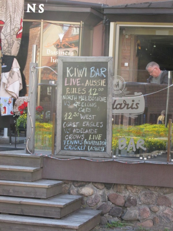 A bit of geographical confusion perhaps. Could be that the owner of the Kiwi Bar is actually an Aussie.