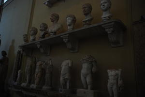 Hall of lotsa statues
