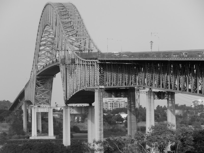 De brug over het kanaal..