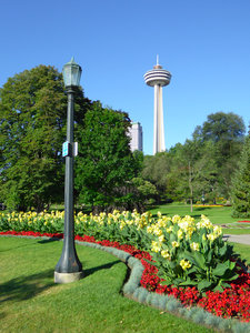 Gardens along the walking path around Niagara Falls