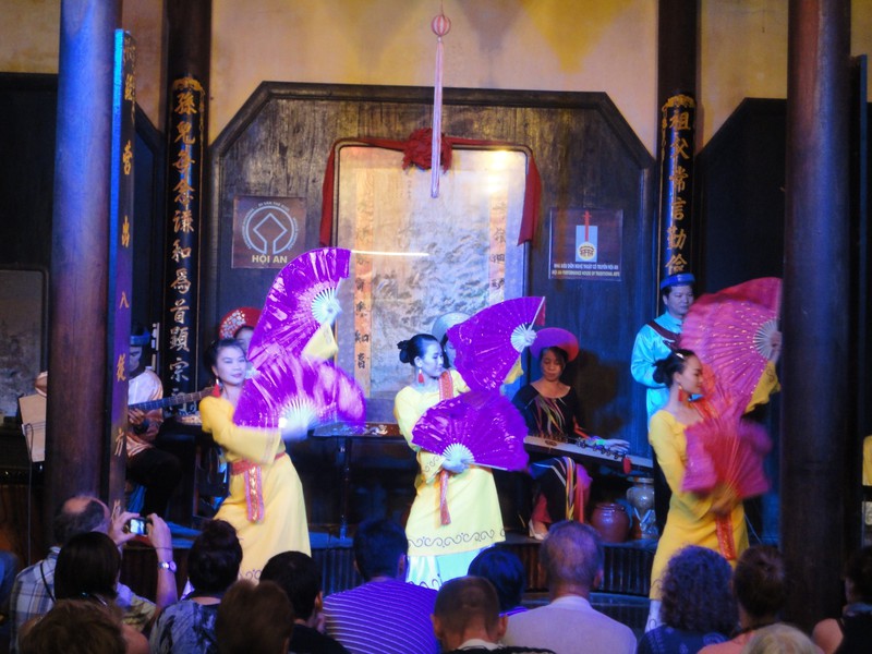 danse traditionnelle a Hoi An