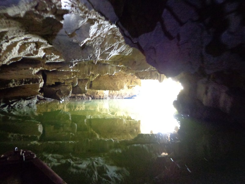 Passage en barque dans les grottes