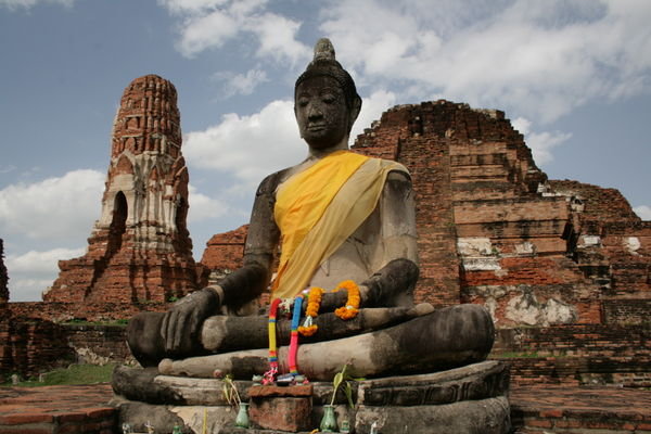 Buddha at Ruins of Wat Maha Tat