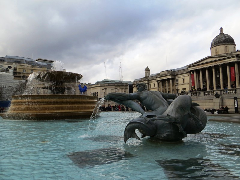 Jedna z dwóch fontan na Trafalgar Square