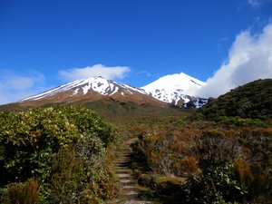 à gauche le Phantasm Peek et à droite le mont Taranaki
